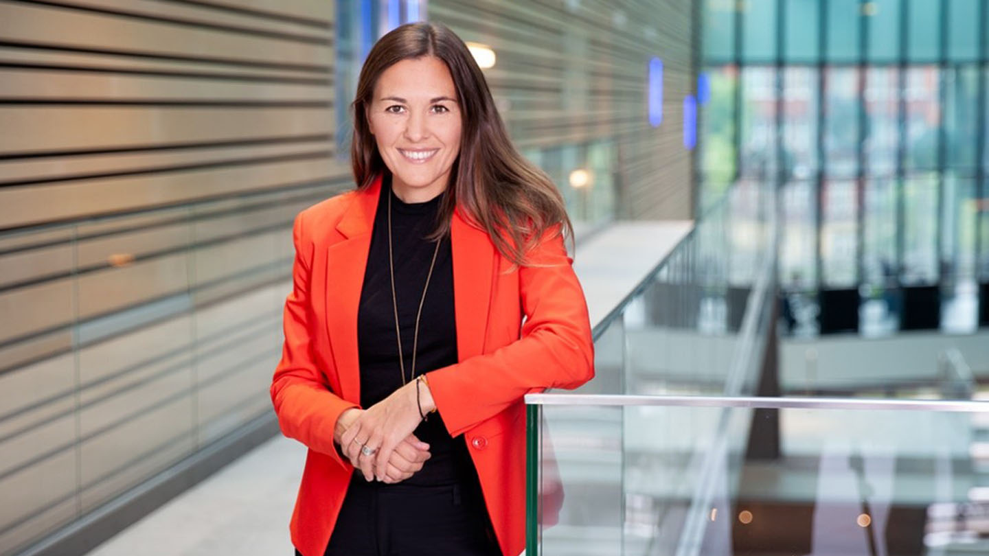 Frida Dunger Johnsson, Executive Director of IFPA,, leaning on a balcony in an office