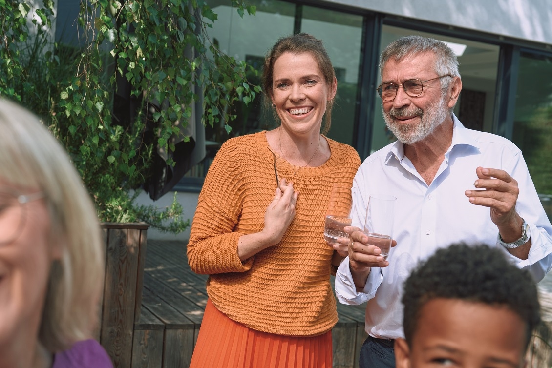 Familie beim Feiern im Garten