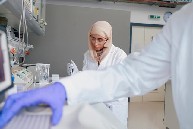 Jeune femme dans un laboratoire, en blouse