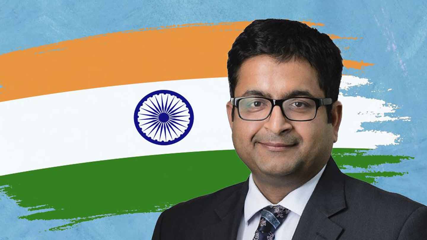 Interims-Landesleiter Sandip Agrawal steht vor einer indischen Flagge.